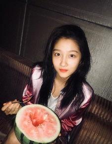 娱乐吃瓜酱关晓彤,娱乐圈的“吃瓜酱”,揭秘明星背后的故事